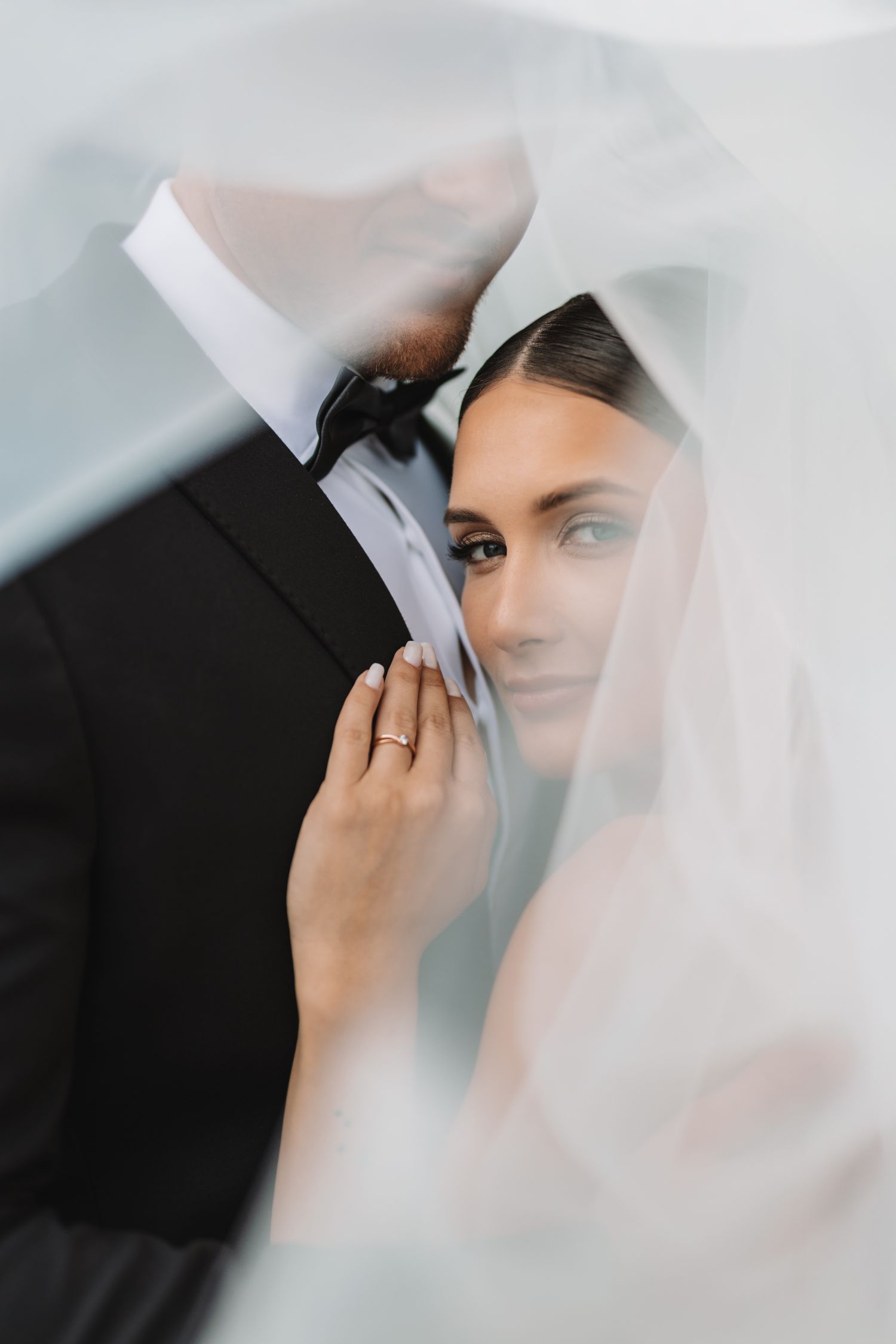 Vestuvių fotografija, jaunieji, nuotaka, jaunikis, nuometas, meniškas kadras