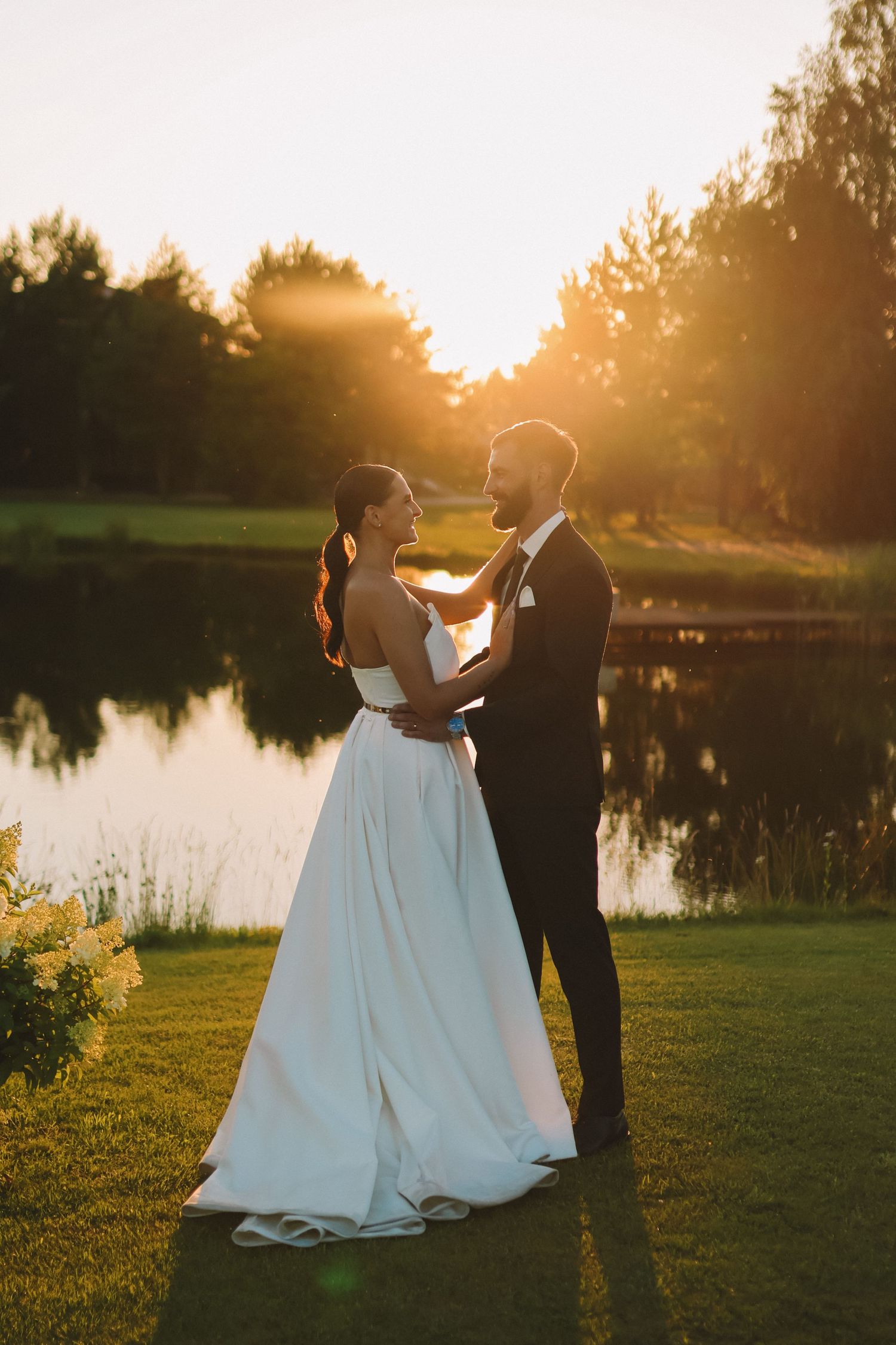 Vestuvių fotografija, jaunieji, auksinė valanda, ežeras, miškas, saulėlydis