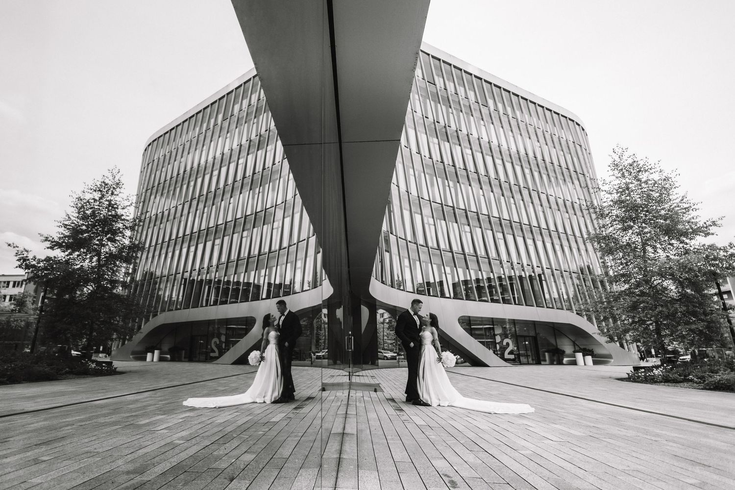 Vestuvių fotografija, nuotaka, jaunikis, architektūra, juodai baltai