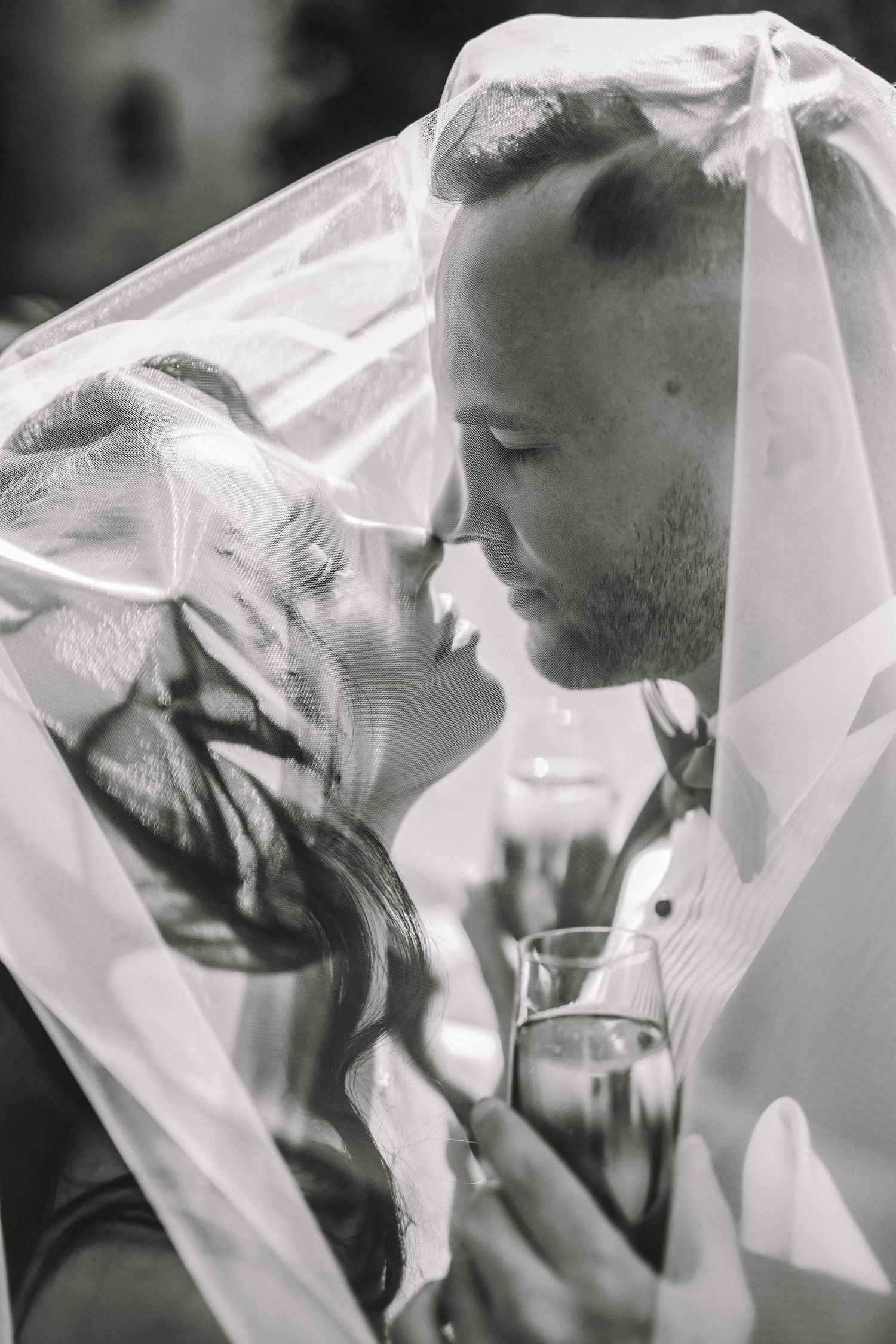 Vestuvių fotografija, jaunieji, nuotaka, jaunikis, nuometas, juodai baltai