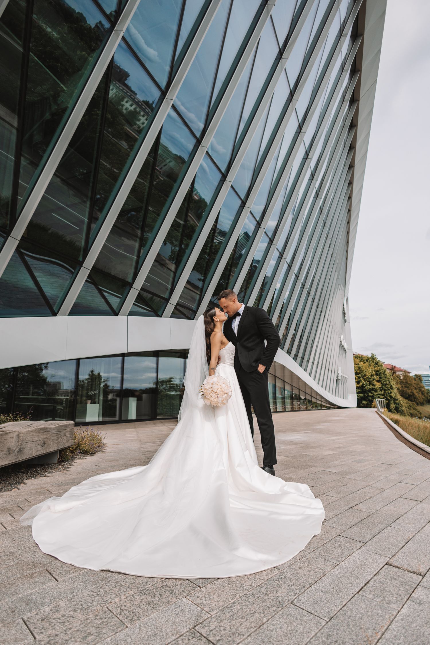 Vestuvių fotografija, nuotaka, jaunikis, architektūra