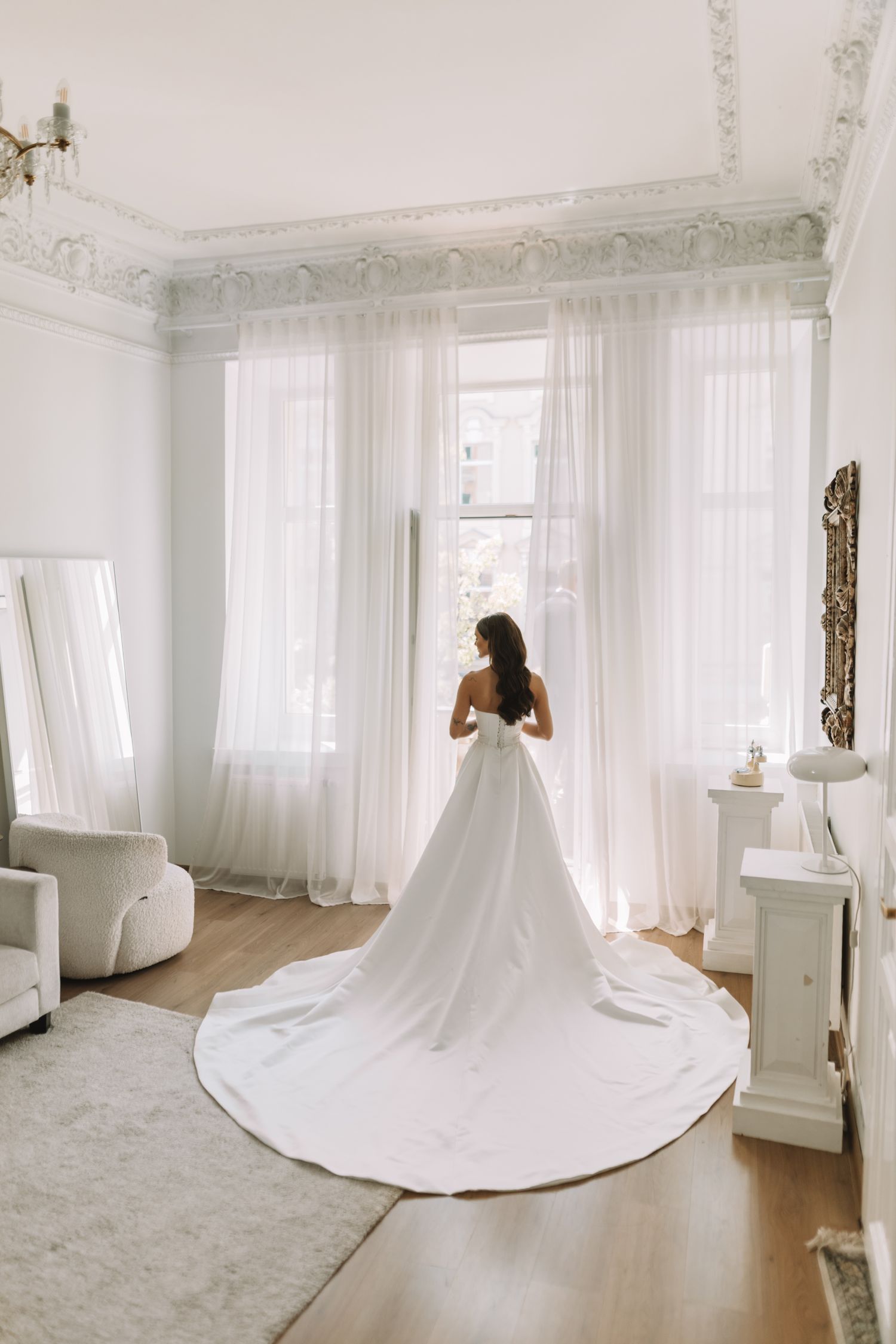 Vestuvių fotografija, nuotaka, suknelė su šleifu