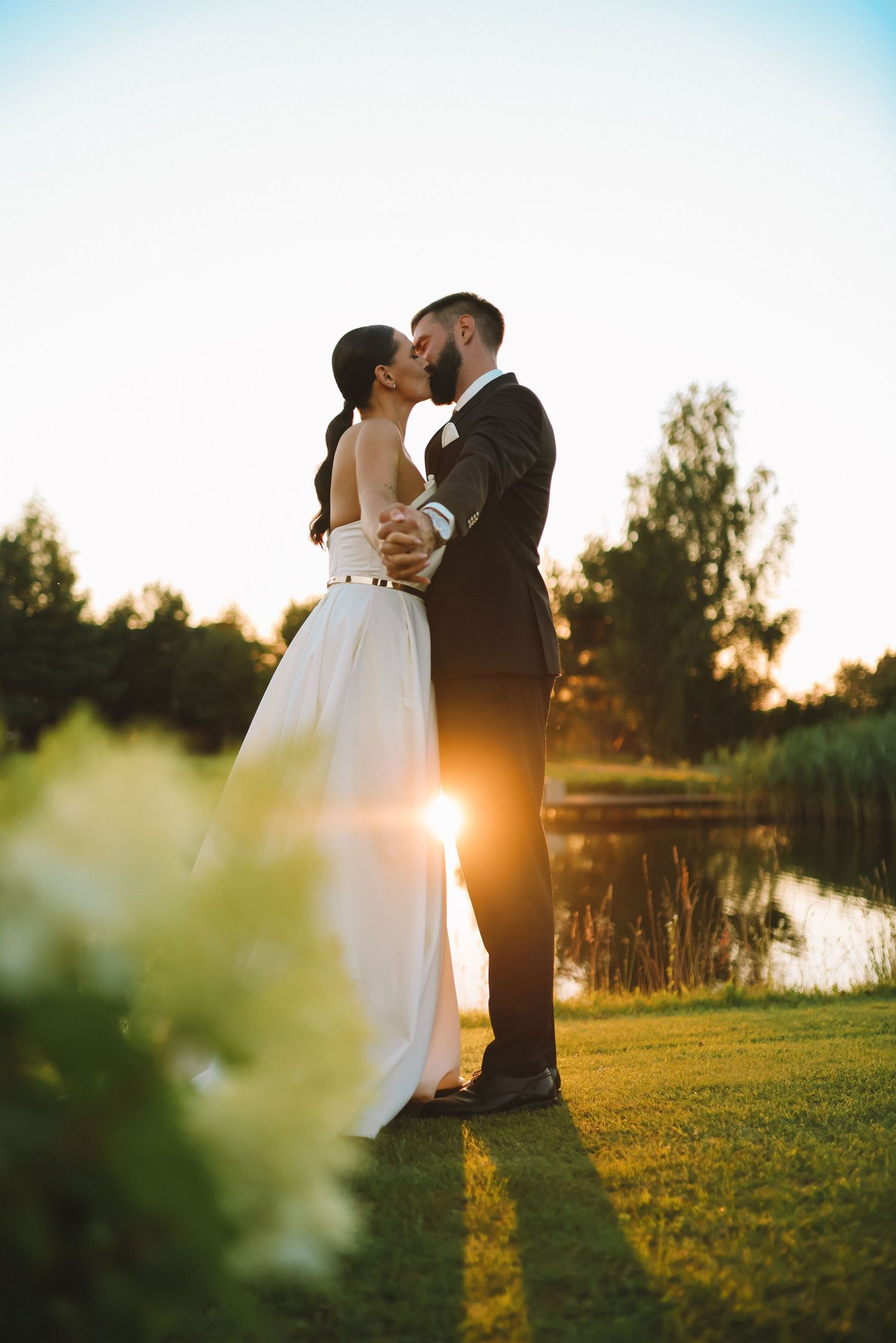 Vestuvių fotografija, jaunieji, auksinė valanda, ežeras, miškas, saulėlydis