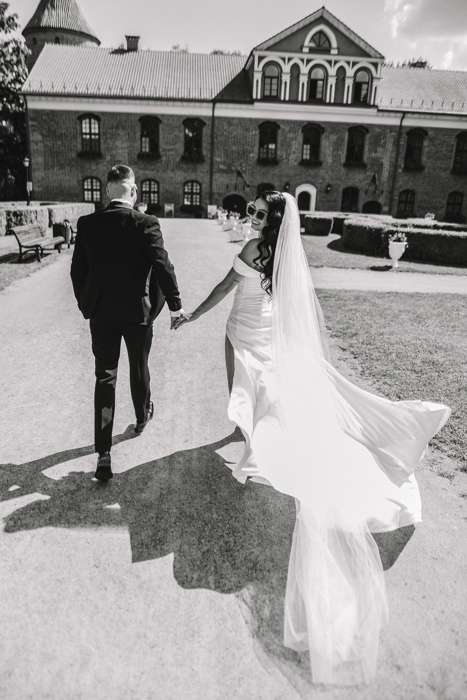 Vestuvių fotografija, jaunieji, nuotaka, jaunikis, juodai baltai, pasivaikščiojimo kadrai