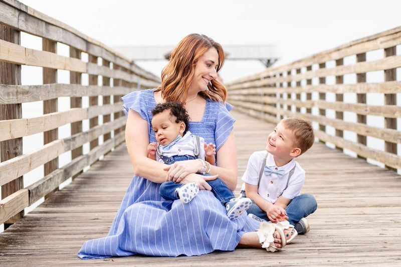 Mom smiling at two kids during an Alpine Groves park family photoshoot in Jacksonville