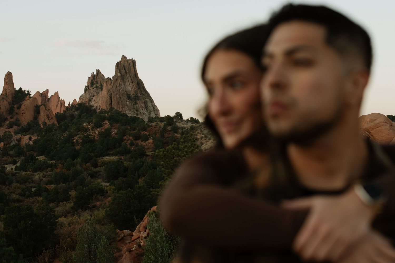 red rock garden of the gods couple overlooking the mountains