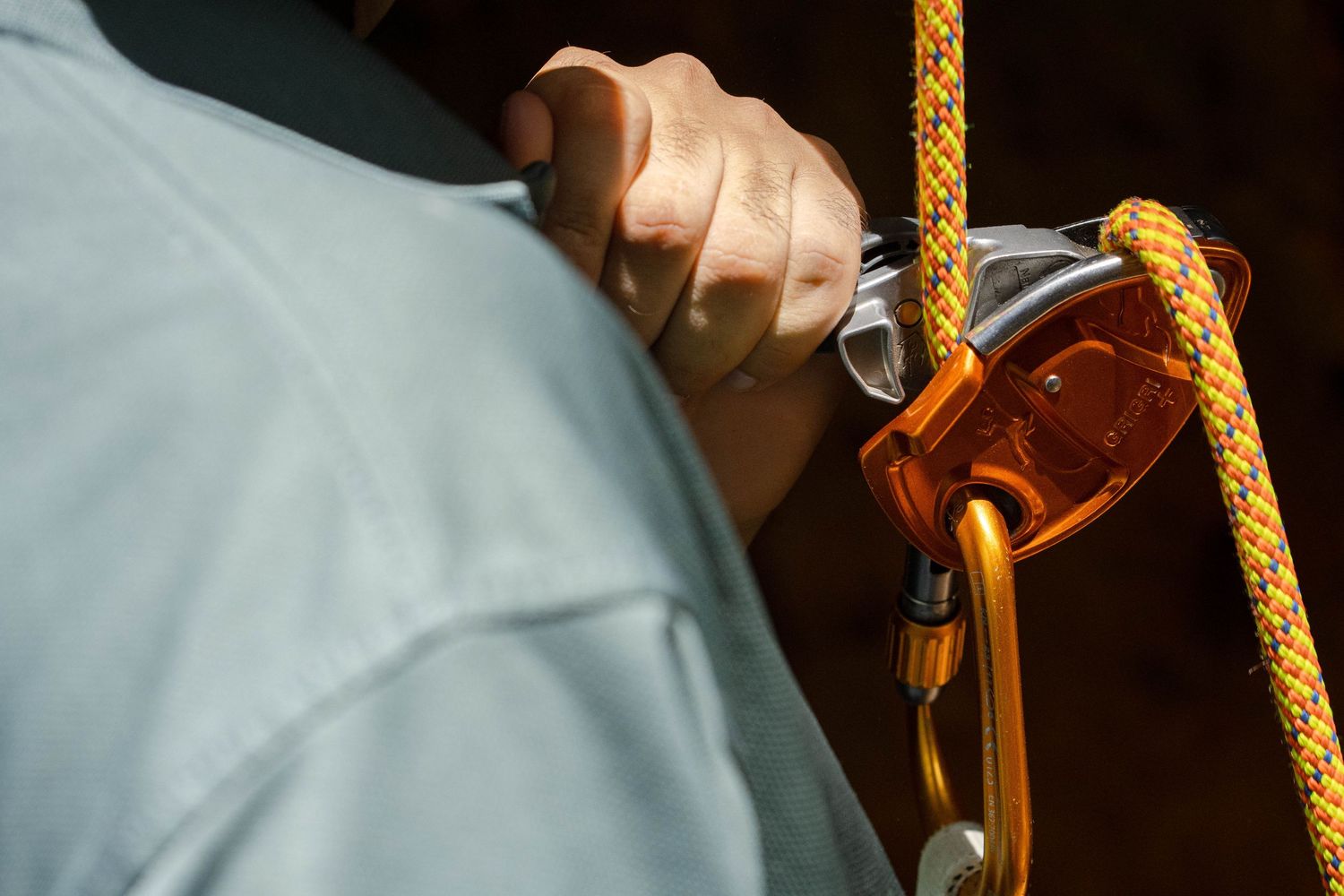 Close-up of Griri device and rope used in climbing at Monagas Park with PRSOAR climbing