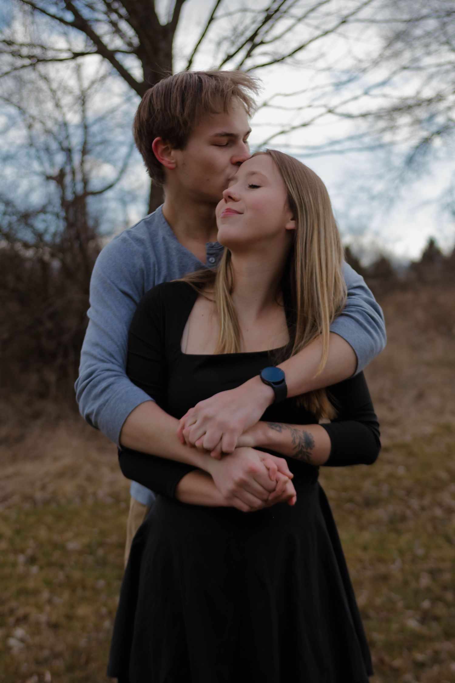 Outdoor Couples Photos inspiration poses
True to color 
west michigan
Big Rapids, MI 
Photo by: Lydia Rae Photography