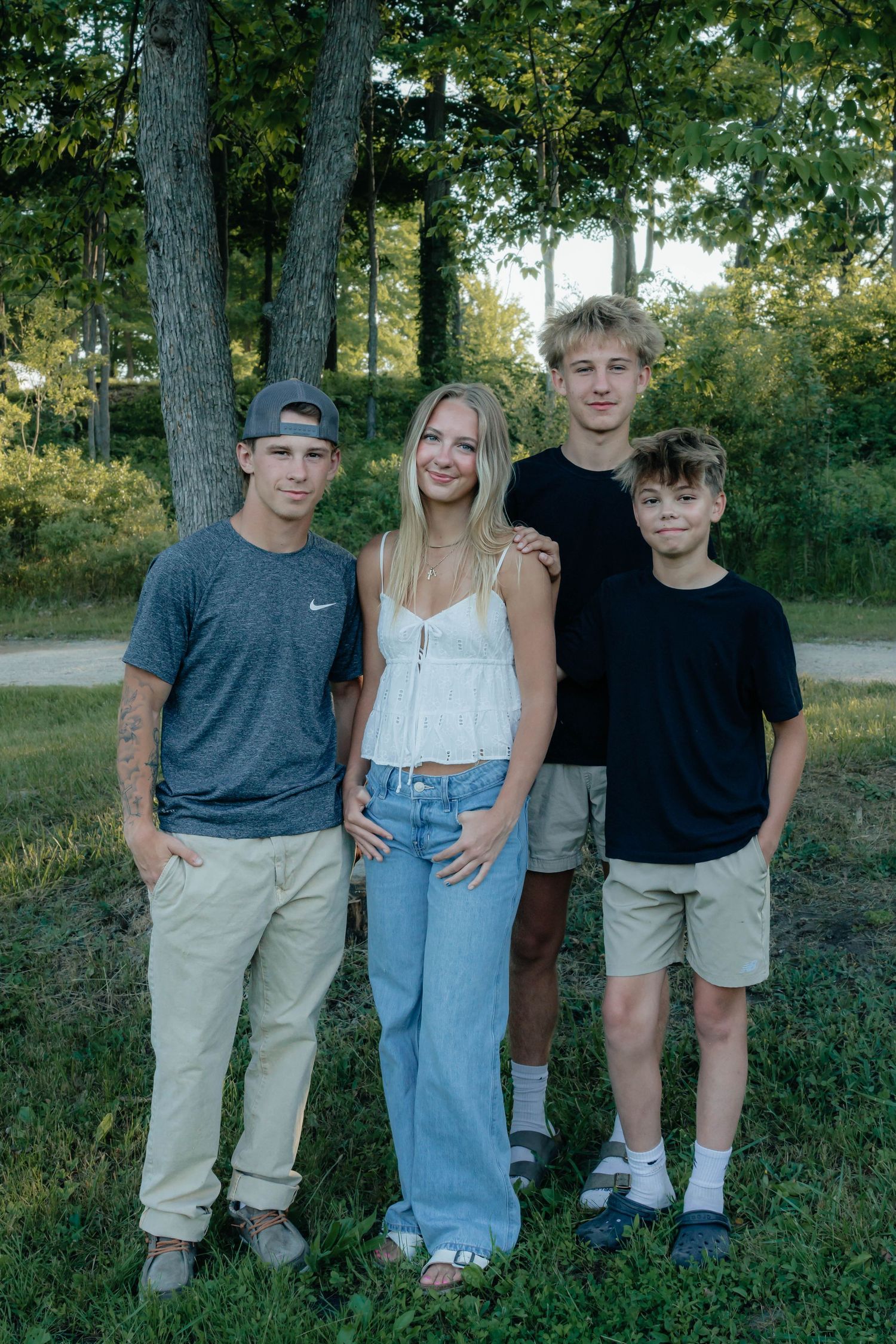 Large Family photos outdoor river
Older children
West michigan 
big rapids mi area
Photo by: Lydia Rae Photography