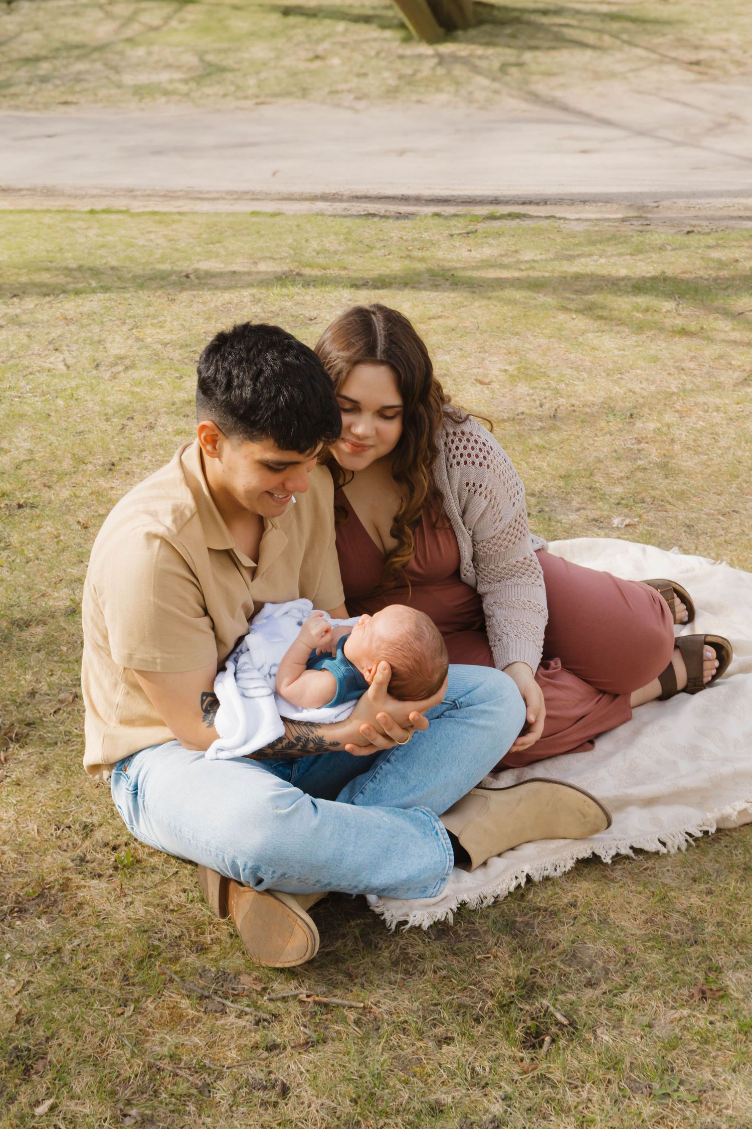 Lifestyle newborn photos
Outdoor inspiration poses
west michigan photographer
Reed City, Big rapids MI
Photo By: Lydia Rae Photography