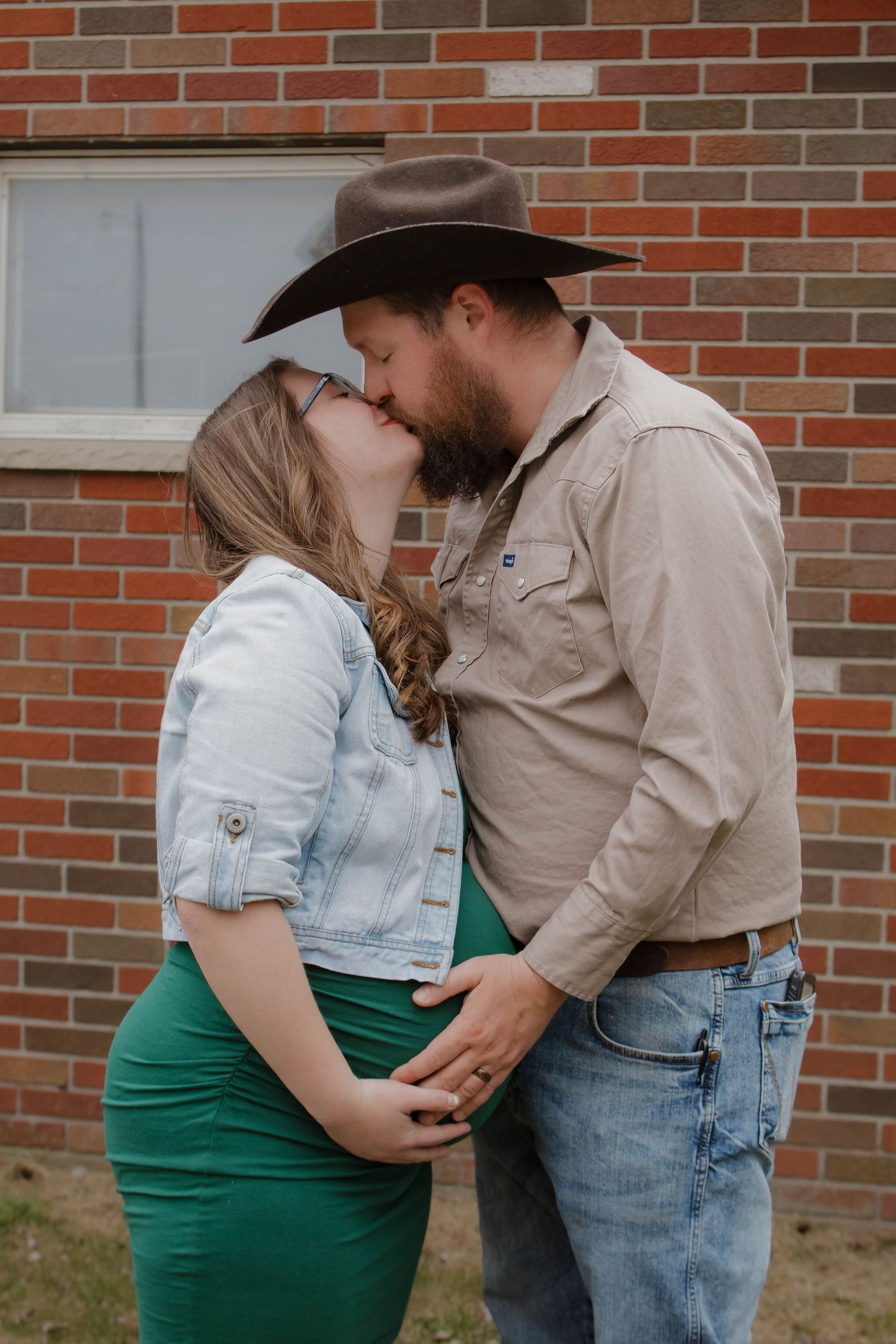 Outdoor Maternity photos
 inspiration poses
west michigan photographer
Big Rapids MI
Photo By: Lydia Rae Photography