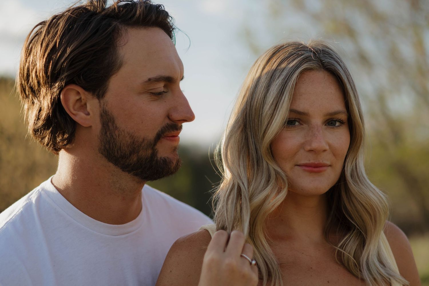 Outdoor Couples Photos inspiration poses
True to color 
west michigan
Big Rapids, MI 
Photo by: Lydia Rae Photography