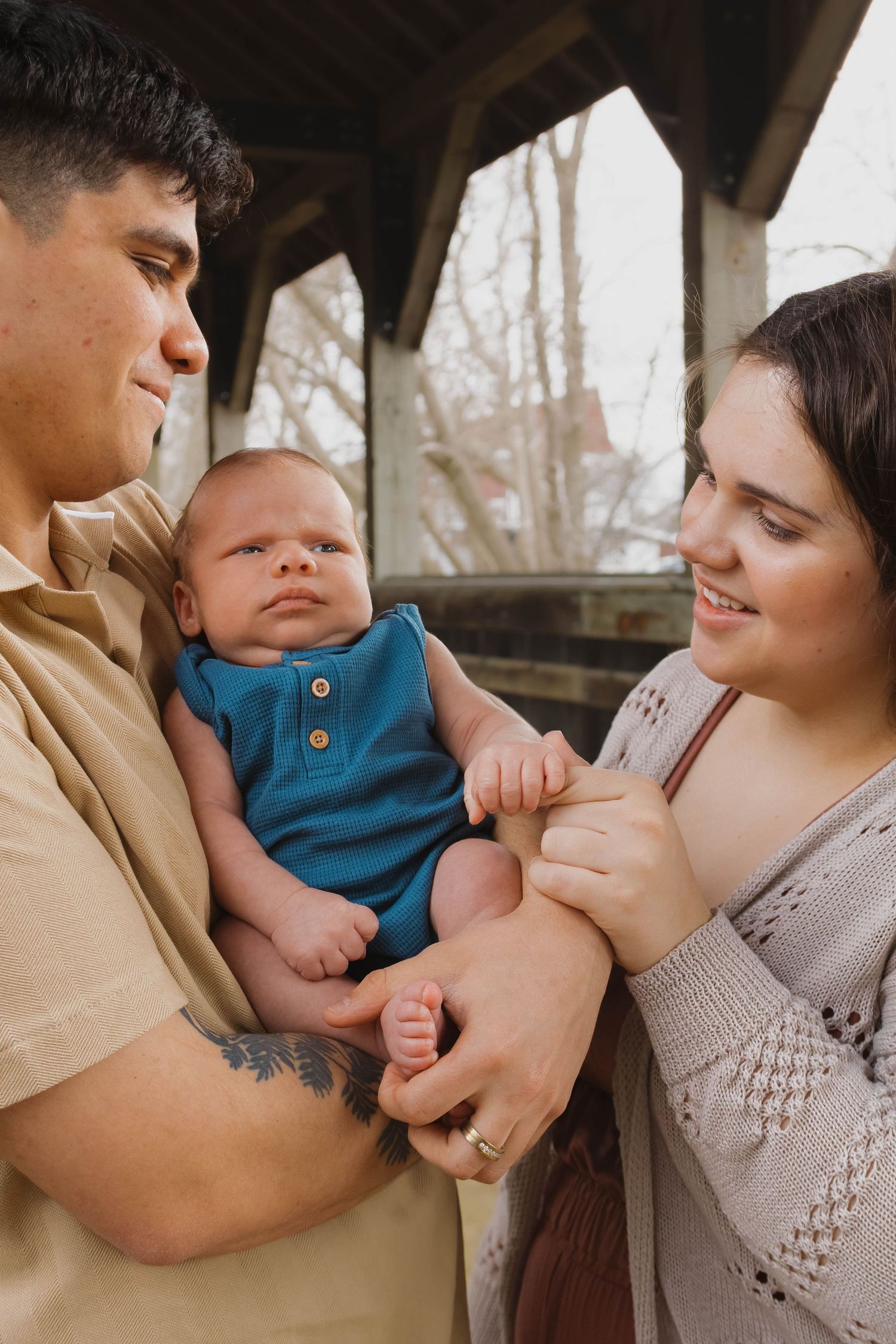 Lifestyle newborn photos
Outdoor inspiration poses
west michigan photographer
Reed City, Big rapids MI
Photo By: Lydia Rae Photography