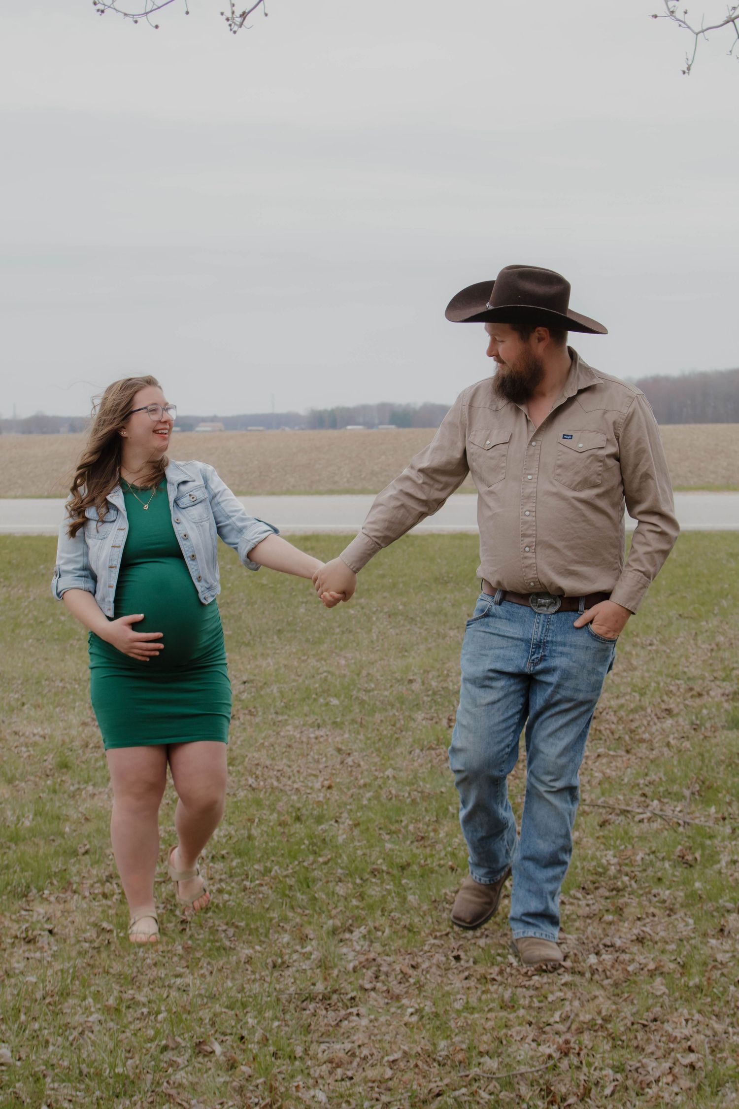 Outdoor Maternity photos
 inspiration poses
west michigan photographer
Big Rapids MI
Photo By: Lydia Rae Photography