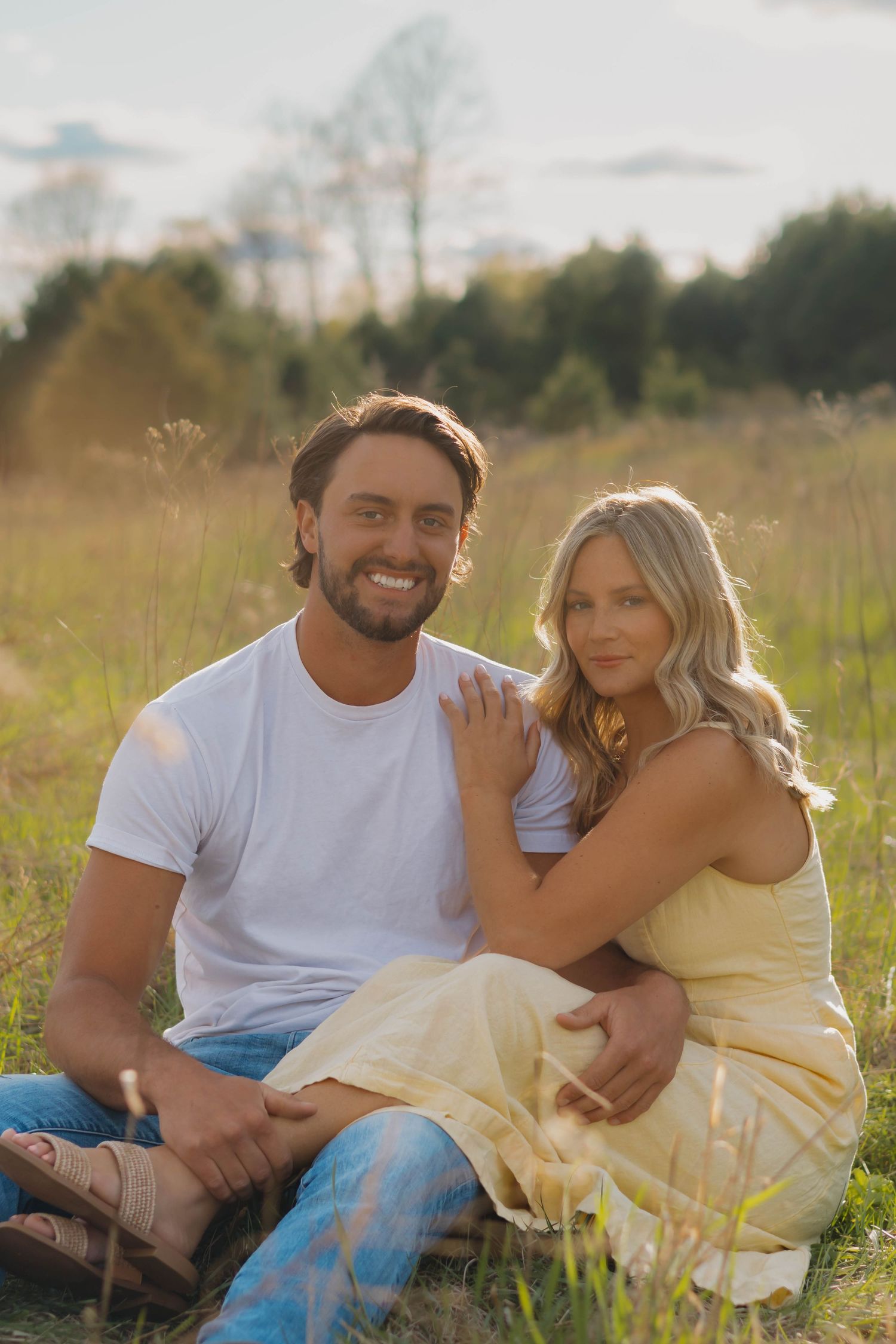 Outdoor Couples Photos inspiration poses
True to color 
west michigan
Big Rapids, MI 
Photo by: Lydia Rae Photography