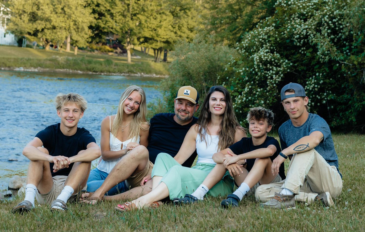 Large Family photos outdoor river
Older children
West michigan 
big rapids mi area
Photo by: Lydia Rae Photography