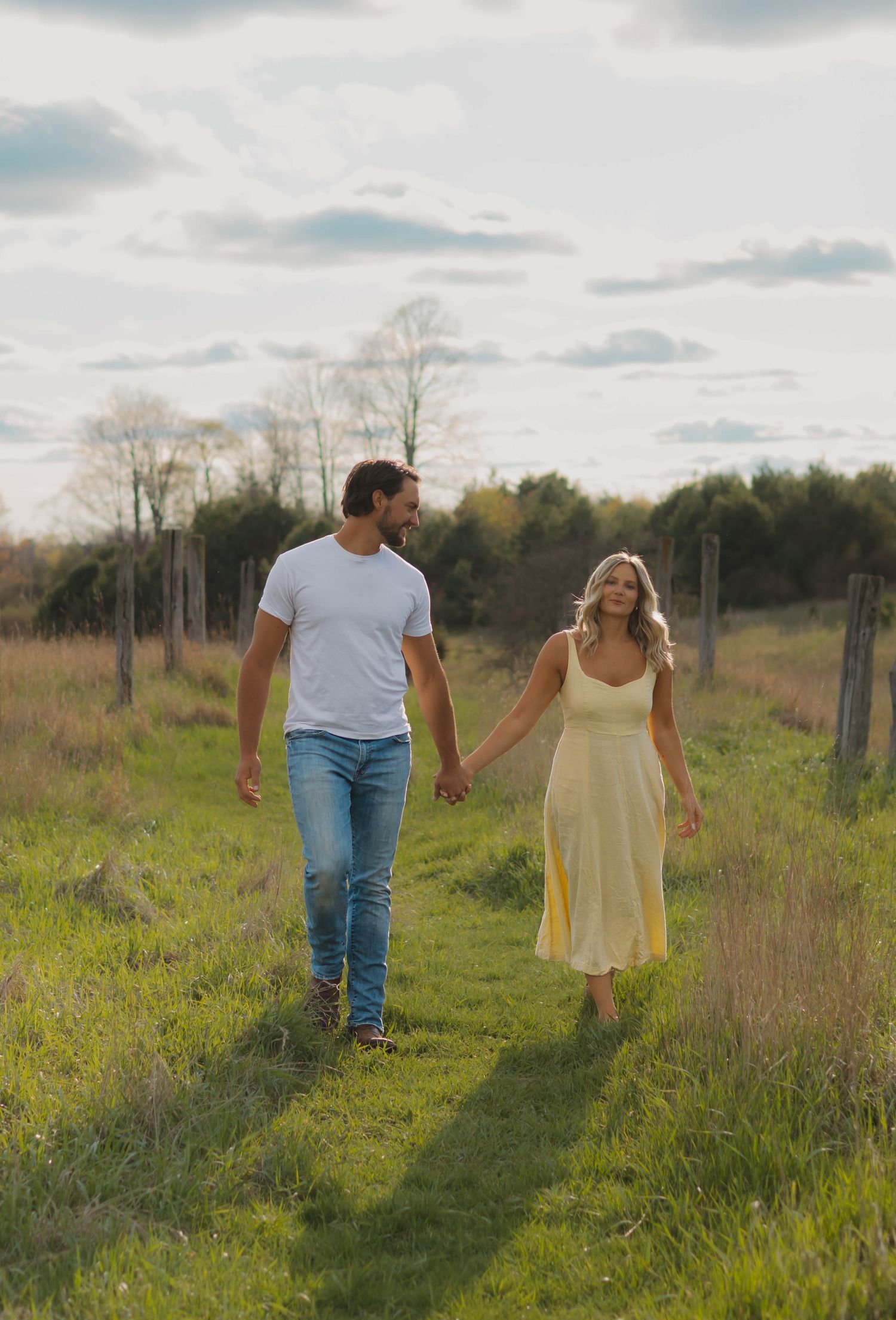 Outdoor Couples Photos inspiration poses
True to color 
west michigan
Big Rapids, MI 
Photo by: Lydia Rae Photography