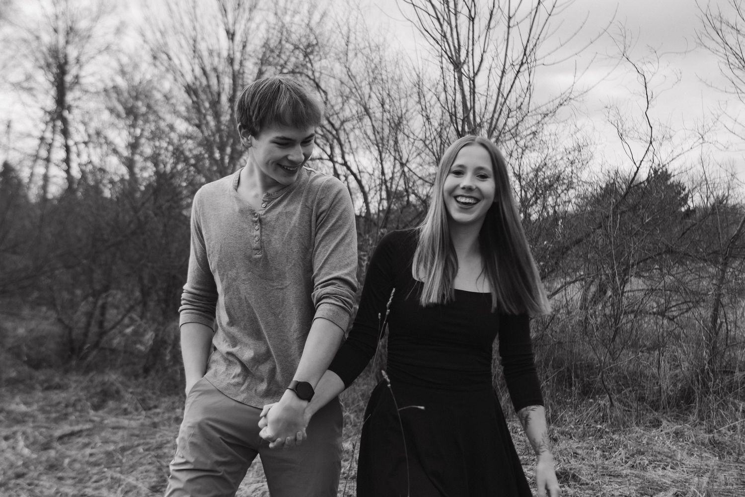 Outdoor Couples Photos inspiration poses
True to color 
west michigan
Big Rapids, MI 
Photo by: Lydia Rae Photography