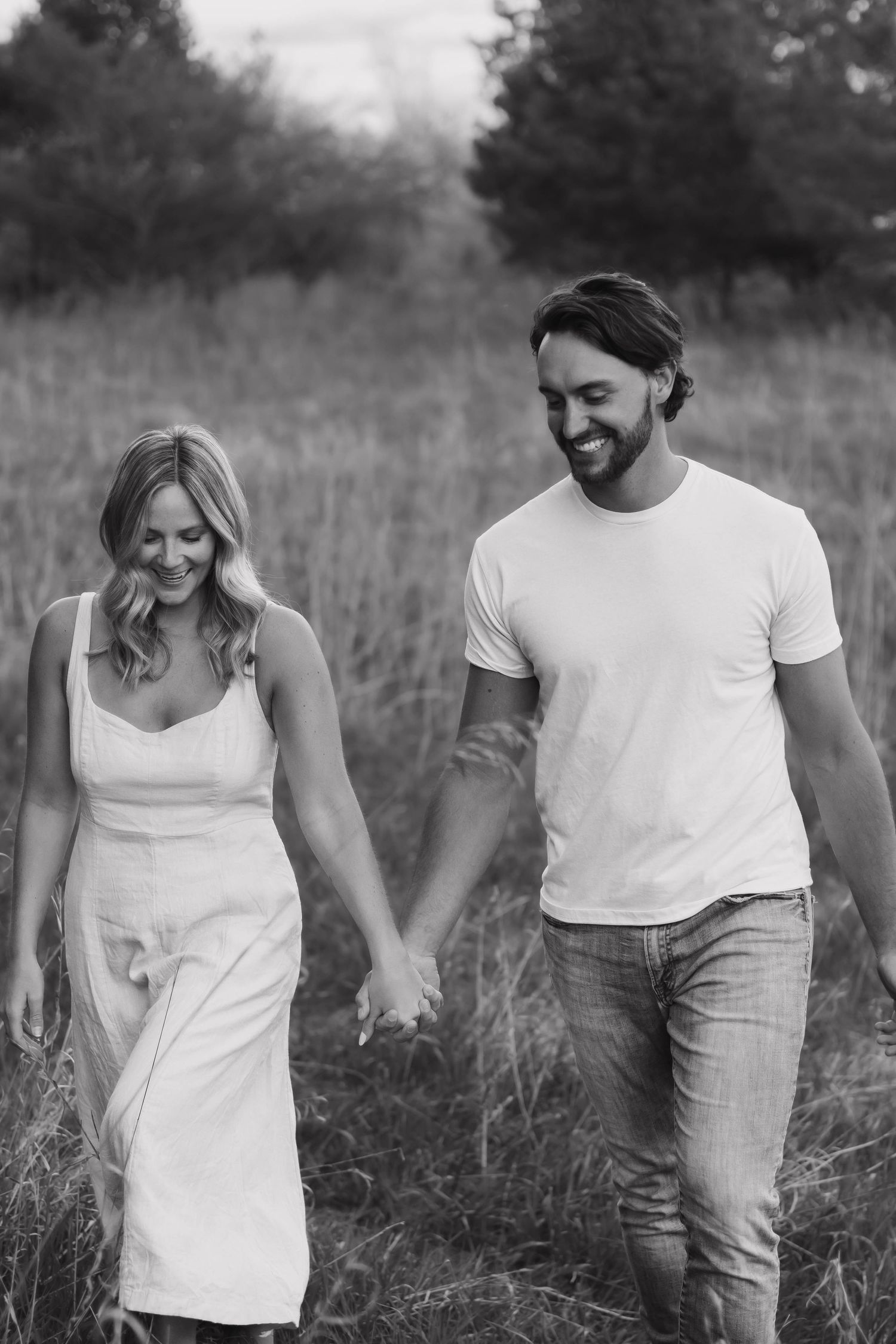 Outdoor Couples Photos inspiration poses
True to color 
west michigan
Big Rapids, MI 
Photo by: Lydia Rae Photography