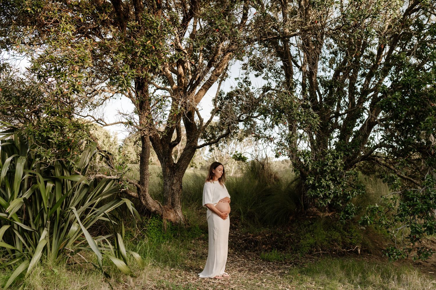 Relaxed and emotive beach maternity portraits. Little Wild Ones specialises in natural light, baby-led photography on the North Shore