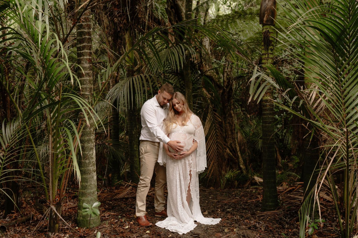 Maternity photography in a lush New Zealand native forest. A relaxed, natural light session by Little Wild Ones in Auckland.