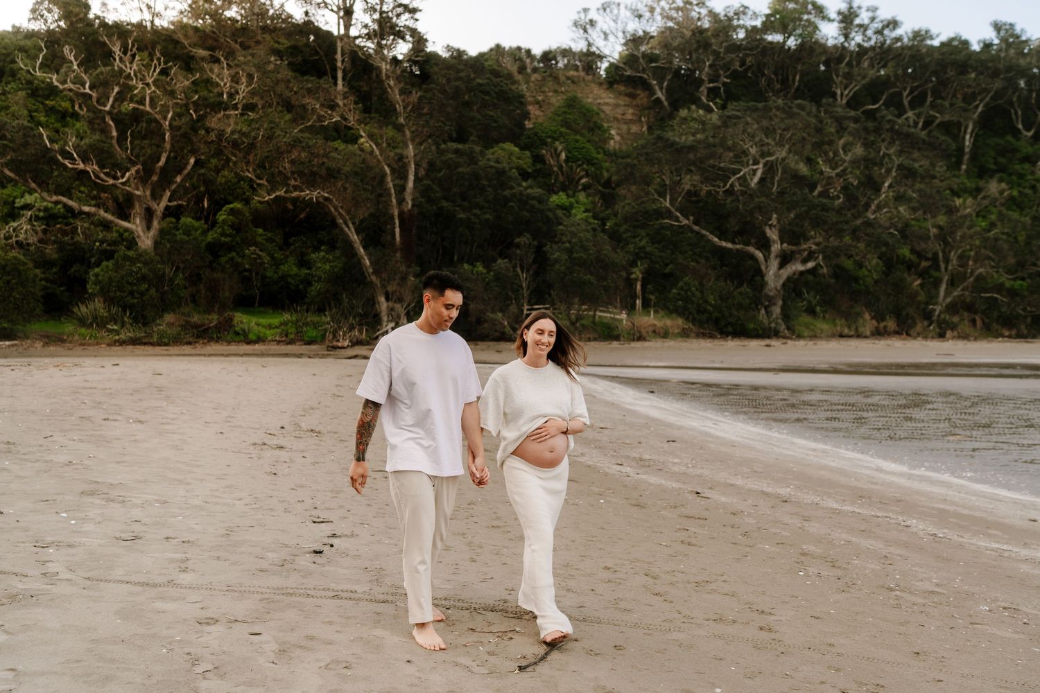 Relaxed and emotive beach maternity portraits. Little Wild Ones specialises in natural light, baby-led photography on the North Shore