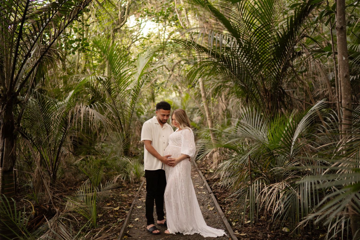 Maternity photography in a lush New Zealand native forest. A relaxed, natural light session by Little Wild Ones in Auckland.