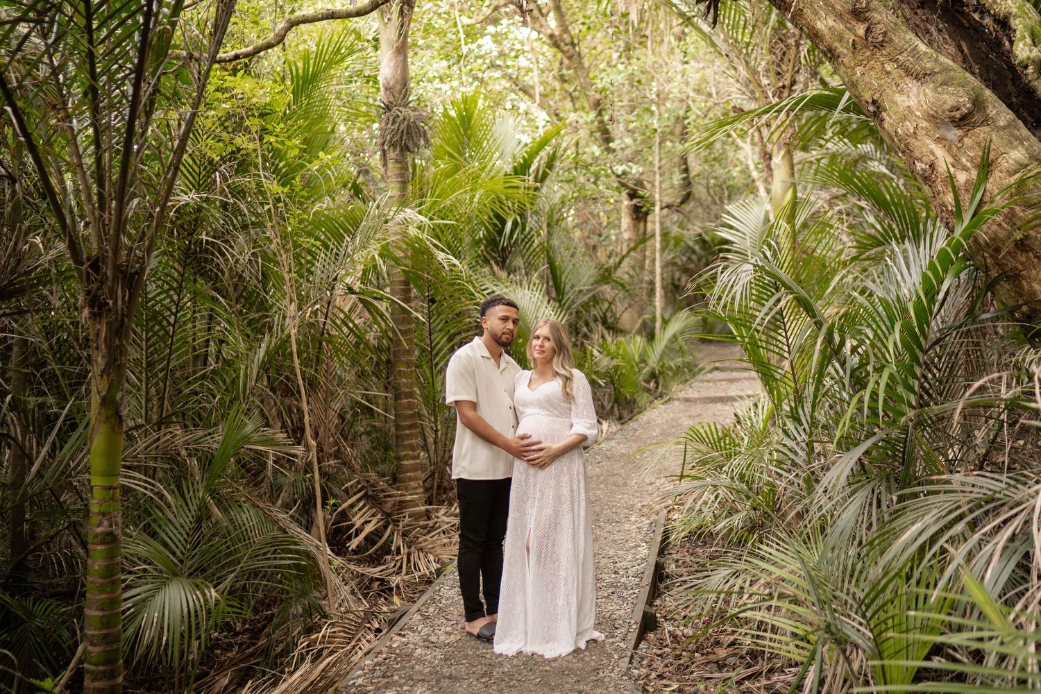Maternity photography in a lush New Zealand native forest. A relaxed, natural light session by Little Wild Ones in Auckland.