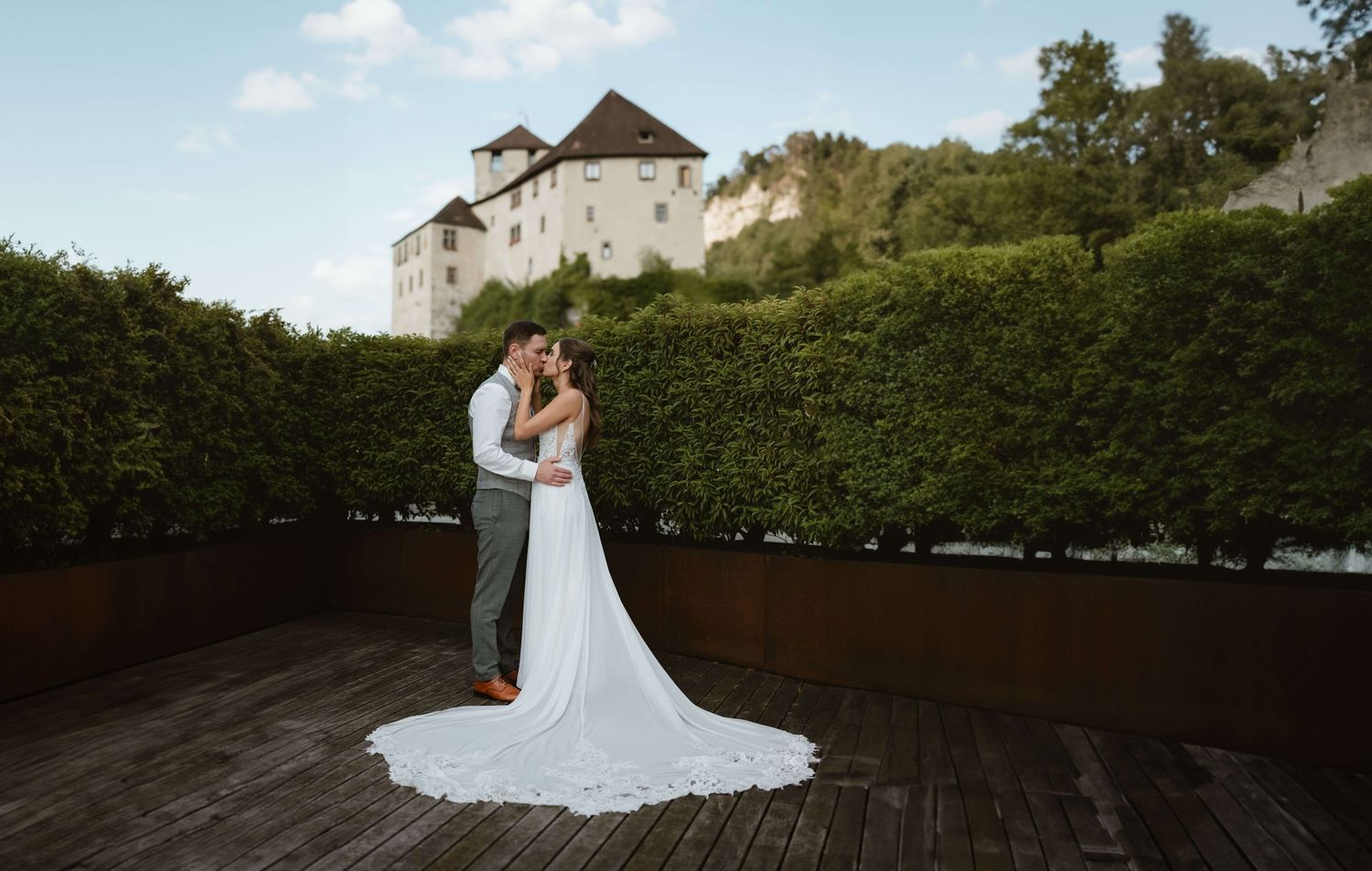 Das strahlende Lächeln von Simone spiegelt pure Freude wider, eingefangen in einem emotionalen Moment der Hochzeit in Vorarlberg von NuMa Fo