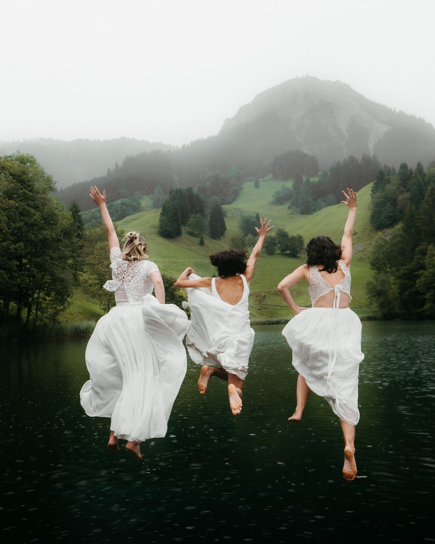 Braut und Brautjungfern springen lachend in den Seewaldsee – emotionale Hochzeitsreportage in Vorarlberg von Martin Nußbaumer