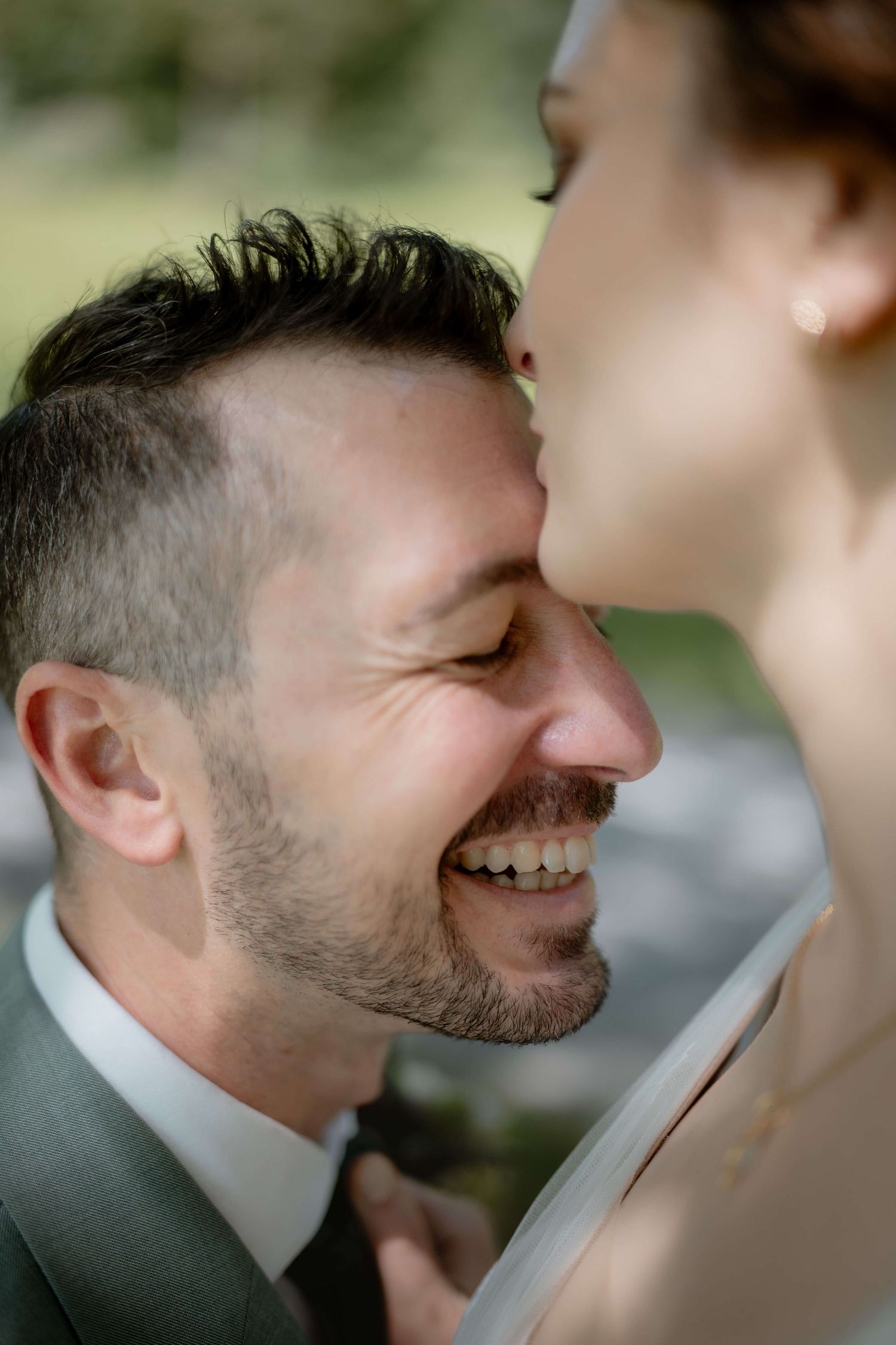 Nahaufnahme eines berührenden Moments – Anna küsst Markus auf die Stirn bei ihrer Hochzeit in Vorarlberg