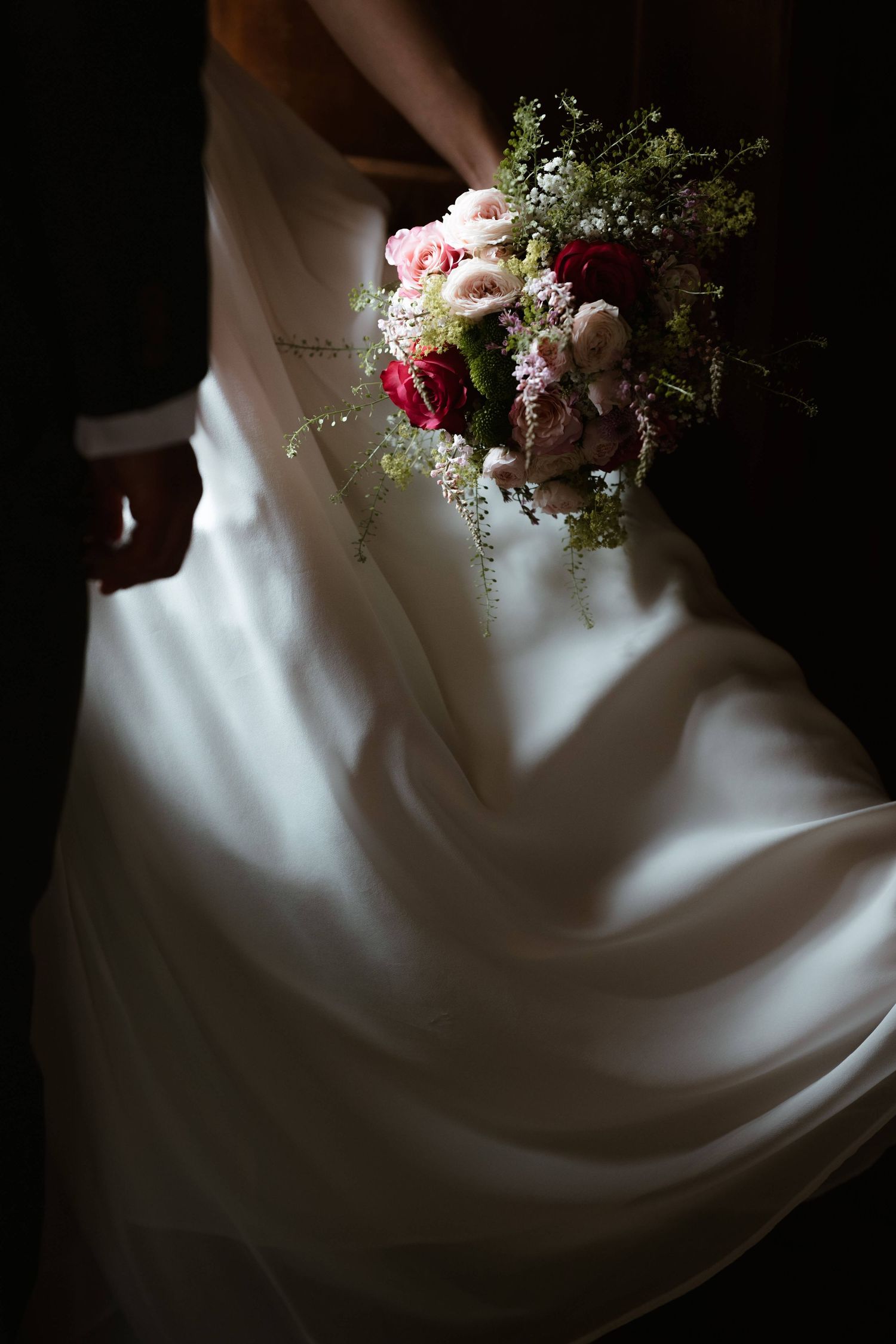 Detailaufnahme des romantischen Brautstraußes von Anna vor der Hochzeit