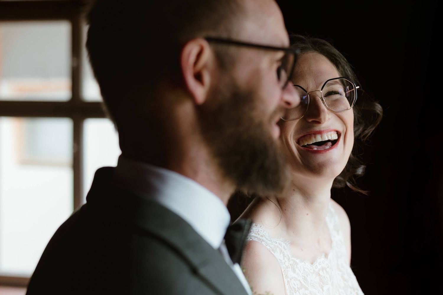 Ehrliches Lachen zwischen Anna und Johannes am Hochzeitstag – emotionale Hochzeitsreportage von NuMa Fotografie in Vorarlberg