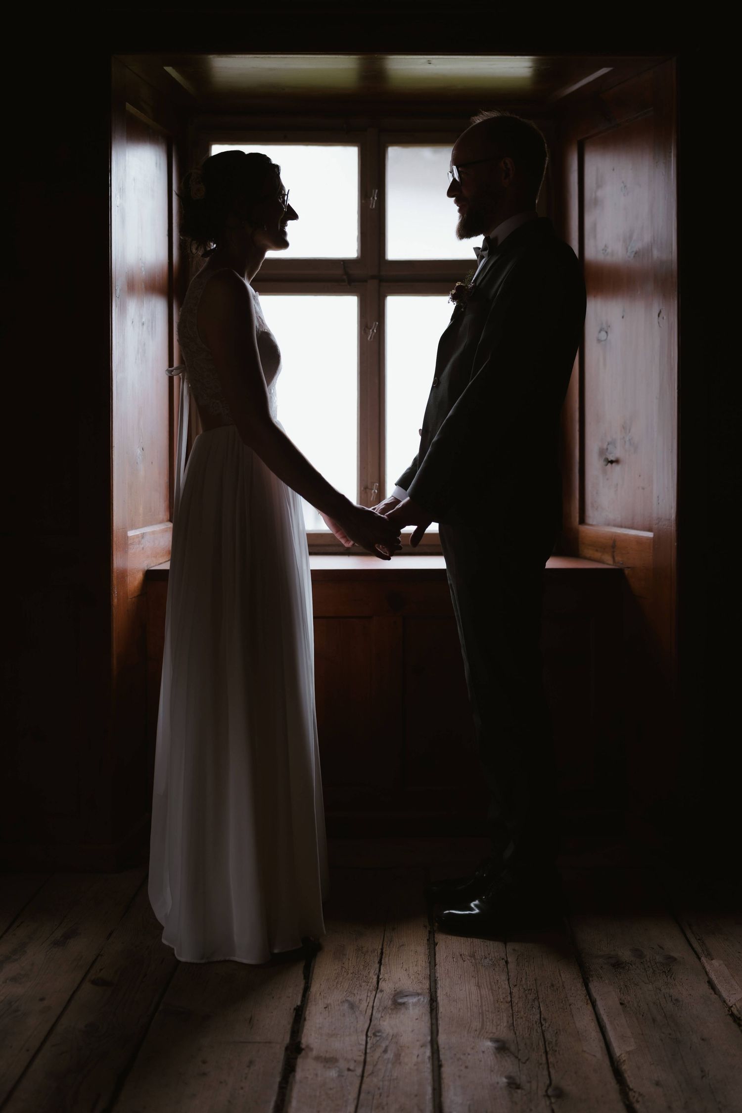 Stimmungsvolles Porträt von Anna und Johannes im Gegenlicht – einzigartiger Moment einer Hochzeit in Vorarlberg, von NuMa Fotografie