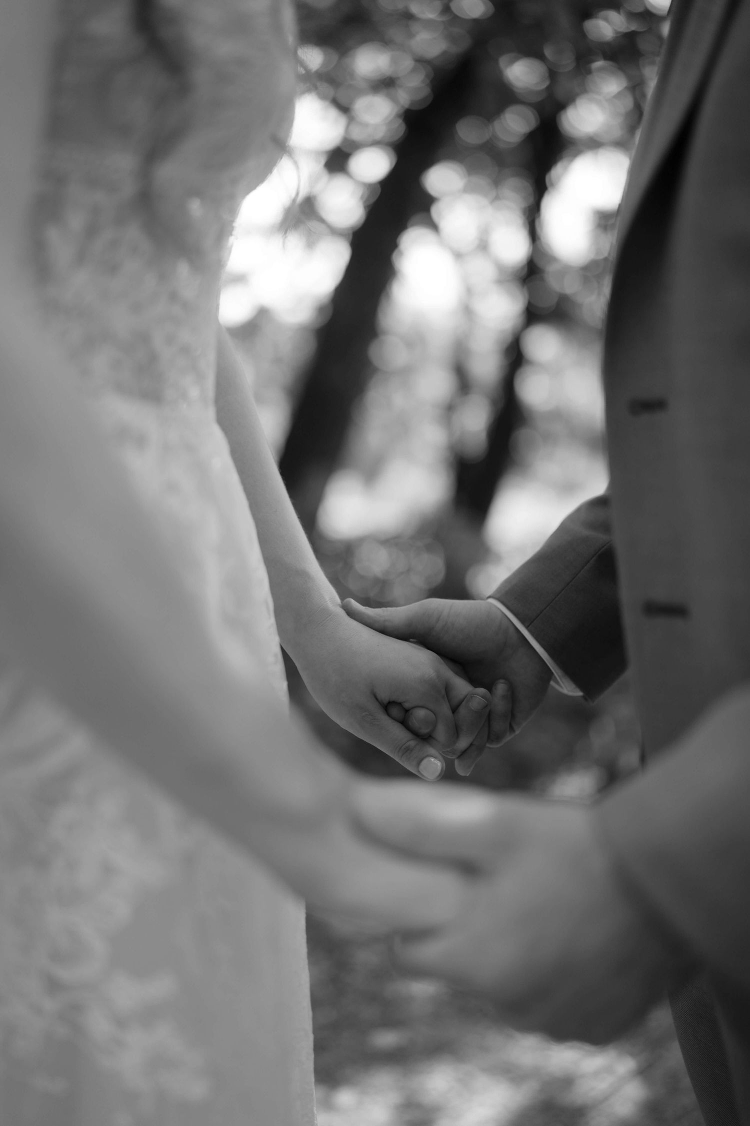 Detailaufnahme der sich haltenden Hände von Braut und Bräutigam – ein stiller, emotionaler Augenblick der Hochzeit in Vorarlberg