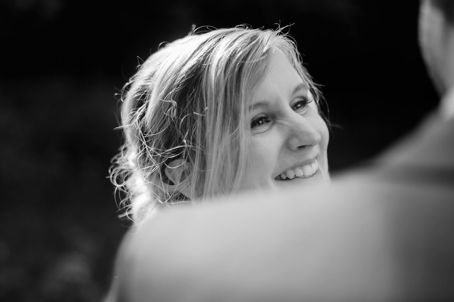 Emotionaler Blick der Braut in Schwarzweiß – echte Momente einer Hochzeit in Vorarlberg, fotografiert von NuMa Fotografie.