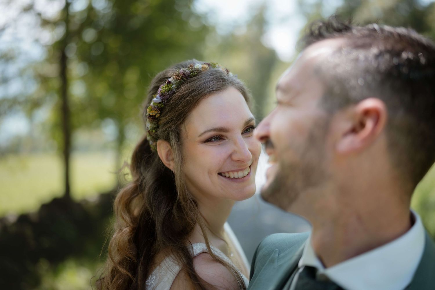 Anna lacht Markus verliebt an – authentische Hochzeitsfotografie aus Vorarlberg von NuMa Fotografie