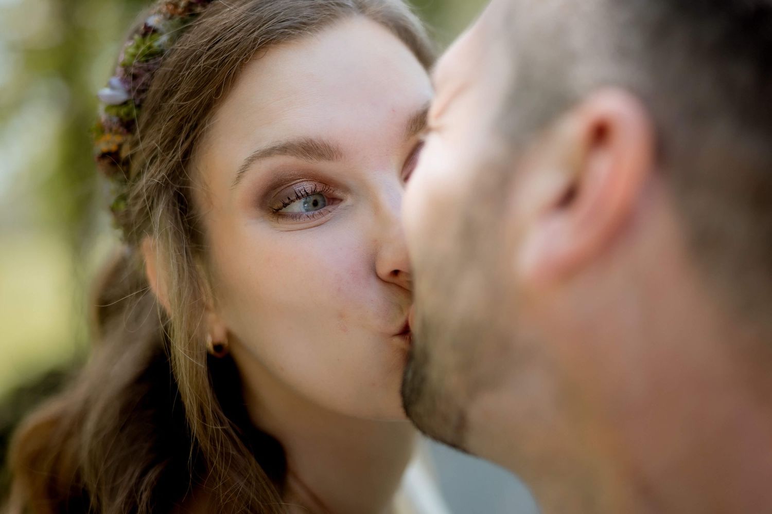 Verspielter Kuss in Großaufnahme – intimer Moment von Anna und Markus bei ihrer Hochzeit in Vorarlberg