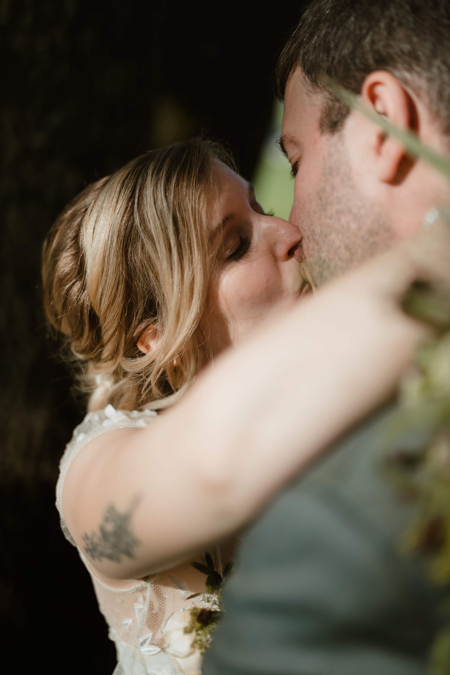 Inniger Kuss des Brautpaares – Nahaufnahme eines echten Moments bei der Hochzeit in Vorarlberg, fotografiert von NuMa Fotografie.