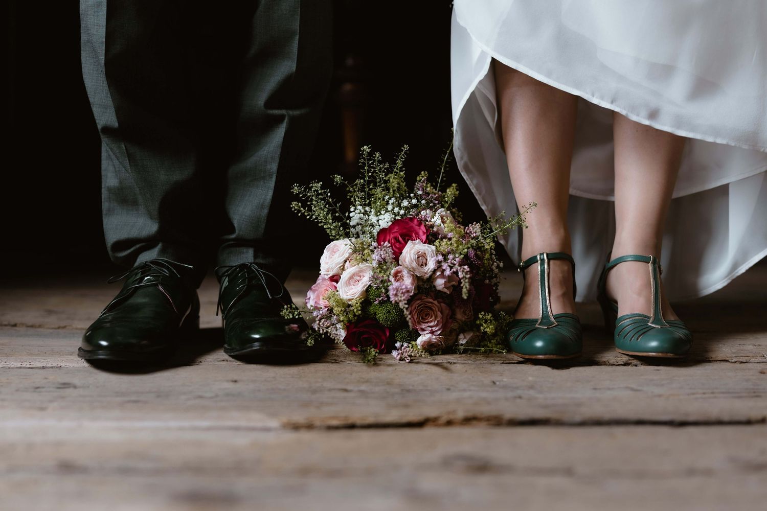 Vintage-inspirierter Brautstrauß mit grünem Hochzeitsschuh – liebevolles Detailbild von NuMa Fotografie aus Vorarlberg