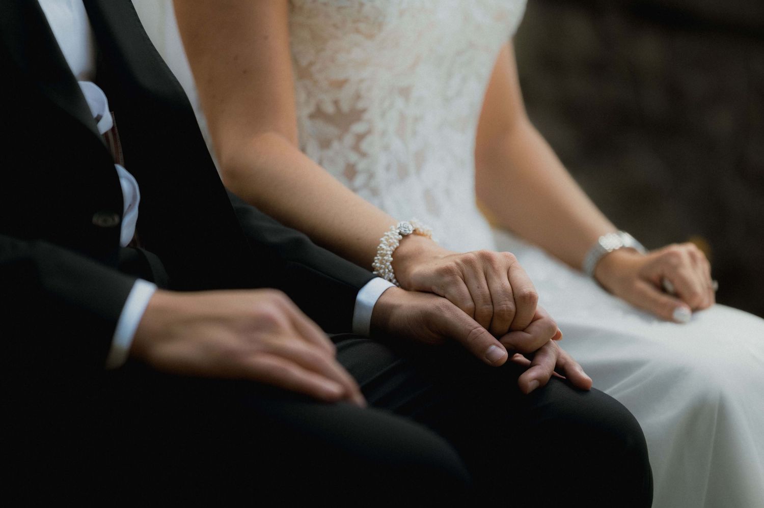 Emotionaler Hochzeitsmoment in Vorarlberg: Braut und Bräutigam halten während der Trauung liebevoll ihre Hände, von Numa Fotografie