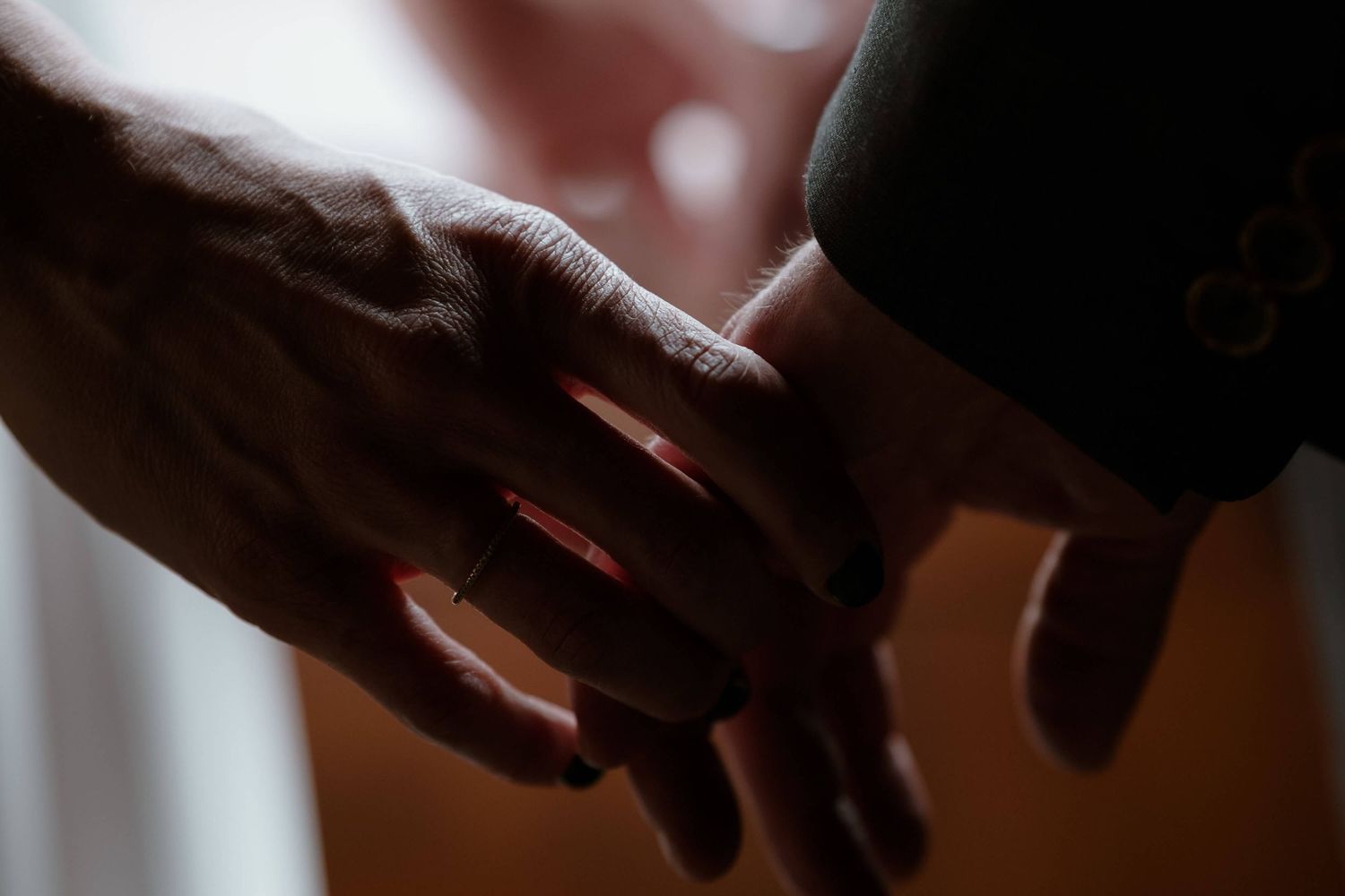 Nahaufnahme der Hände von Anna und Johannes, die sich beim First Look zärtlich berühren