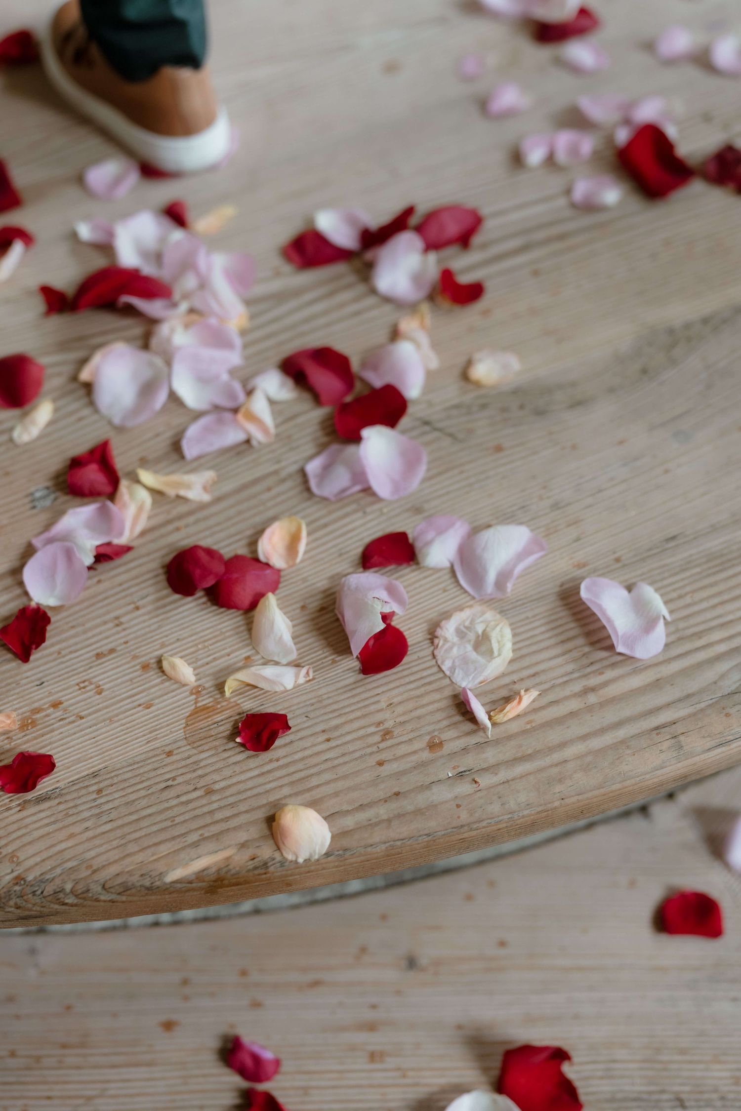 Blütenblätter nach der Trauung – Symbol für Liebe und Emotionen, fotografiert bei einer Hochzeit in Vorarlberg von NuMa Fotografie