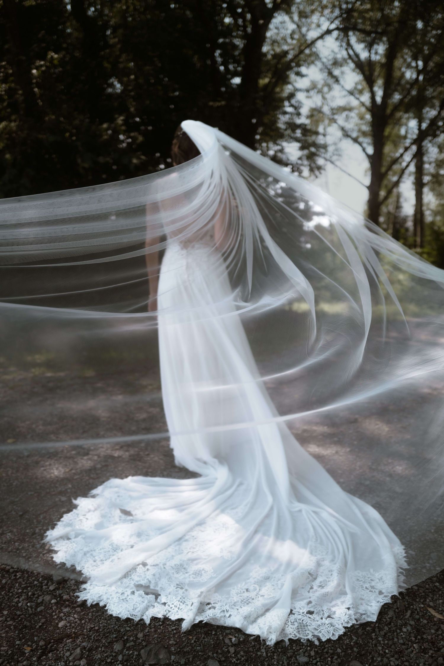 Simone und Matthias teilen einen intensiven Moment der Zweisamkeit während ihrer Hochzeit in Vorarlberg – von NuMa Fotografie