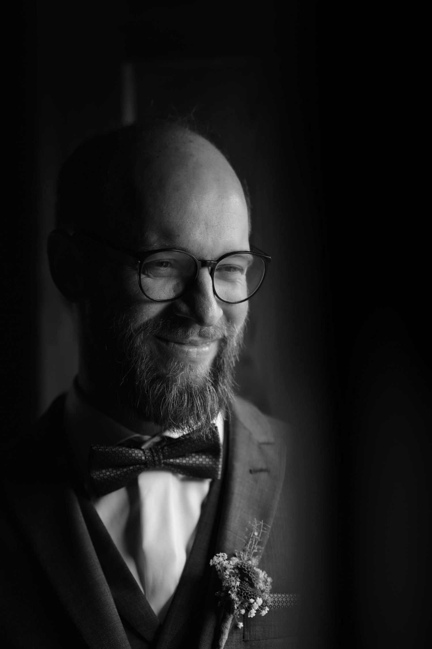 Johannes lächelt im natürlichen Licht am Hochzeitstag in Vorarlberg