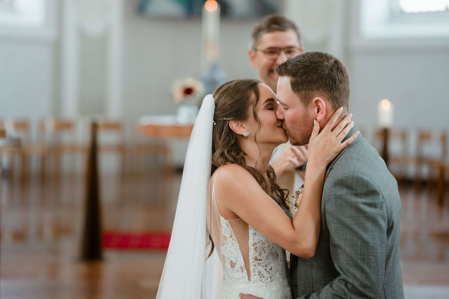 Emotionaler Hochzeitskuss von Simone und Matthias in der Kirche – authentische Reportage von NuMa Fotografie