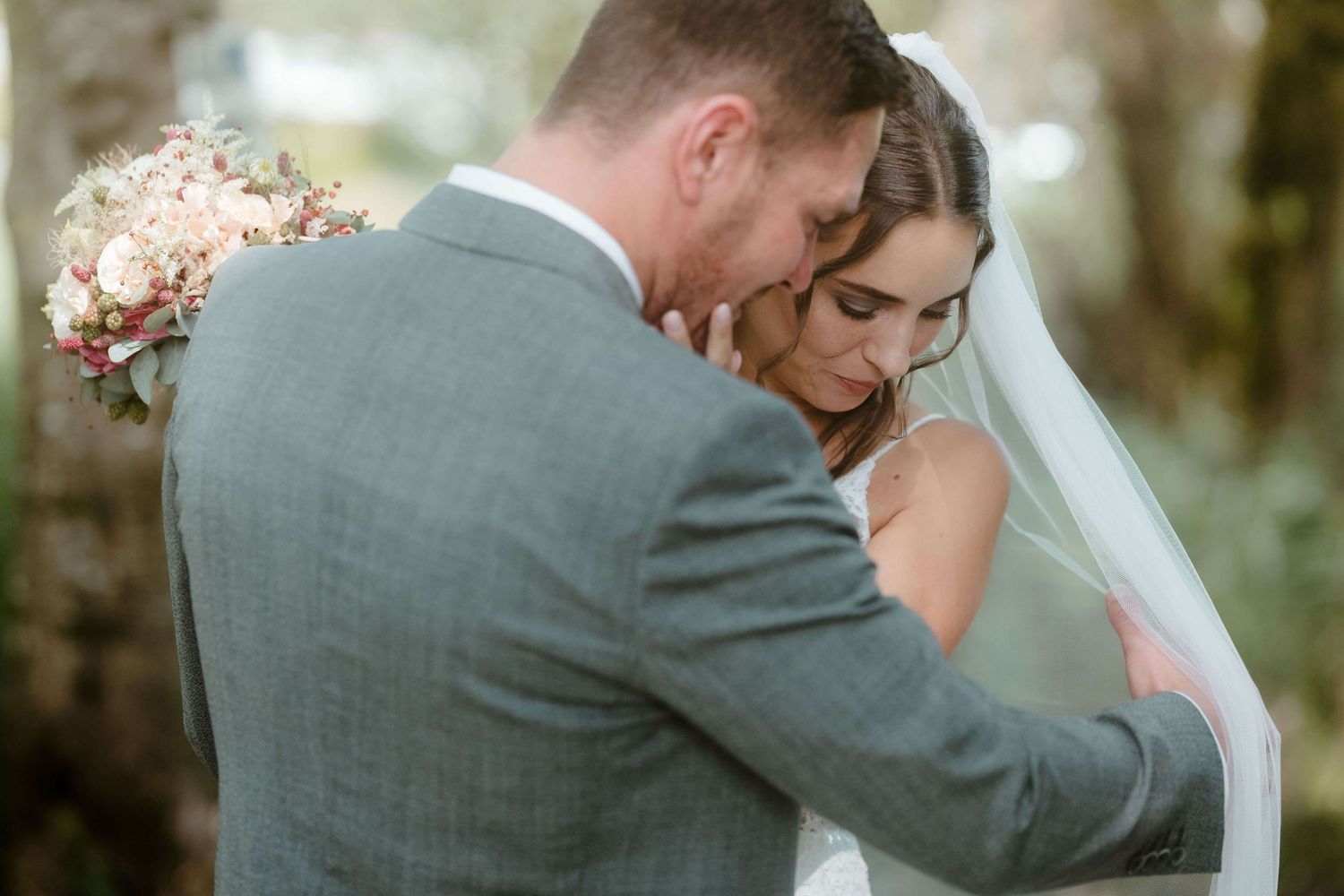 Vertrauter Augenblick zwischen Simone und Matthias beim First Look – Hochzeitsreportage von NuMa Fotografie in Vorarlberg