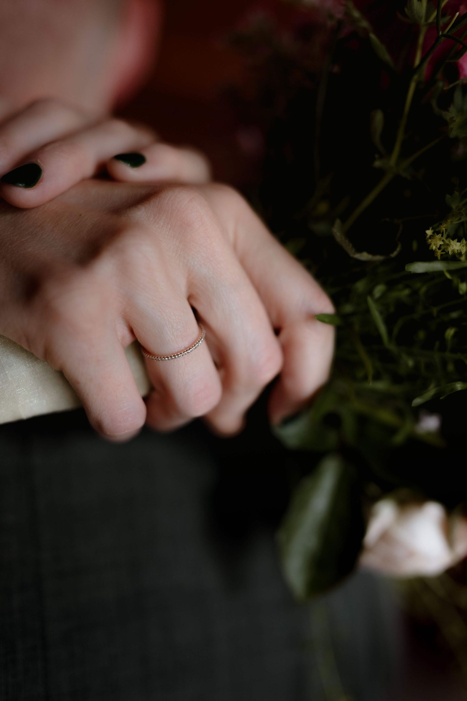Detailaufnahme einer Hand mit feinem Ehering, festgehalten in einem stillen Moment der Hochzeit in Vorarlberg – NuMa Fotografie