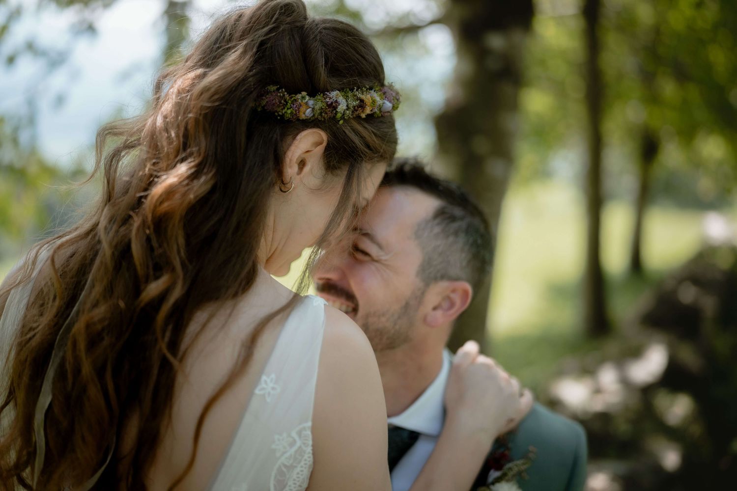 Anna legt ihre Stirn sanft an Markus – emotionaler Augenblick bei ihrem Hochzeitsshooting in Vorarlberg