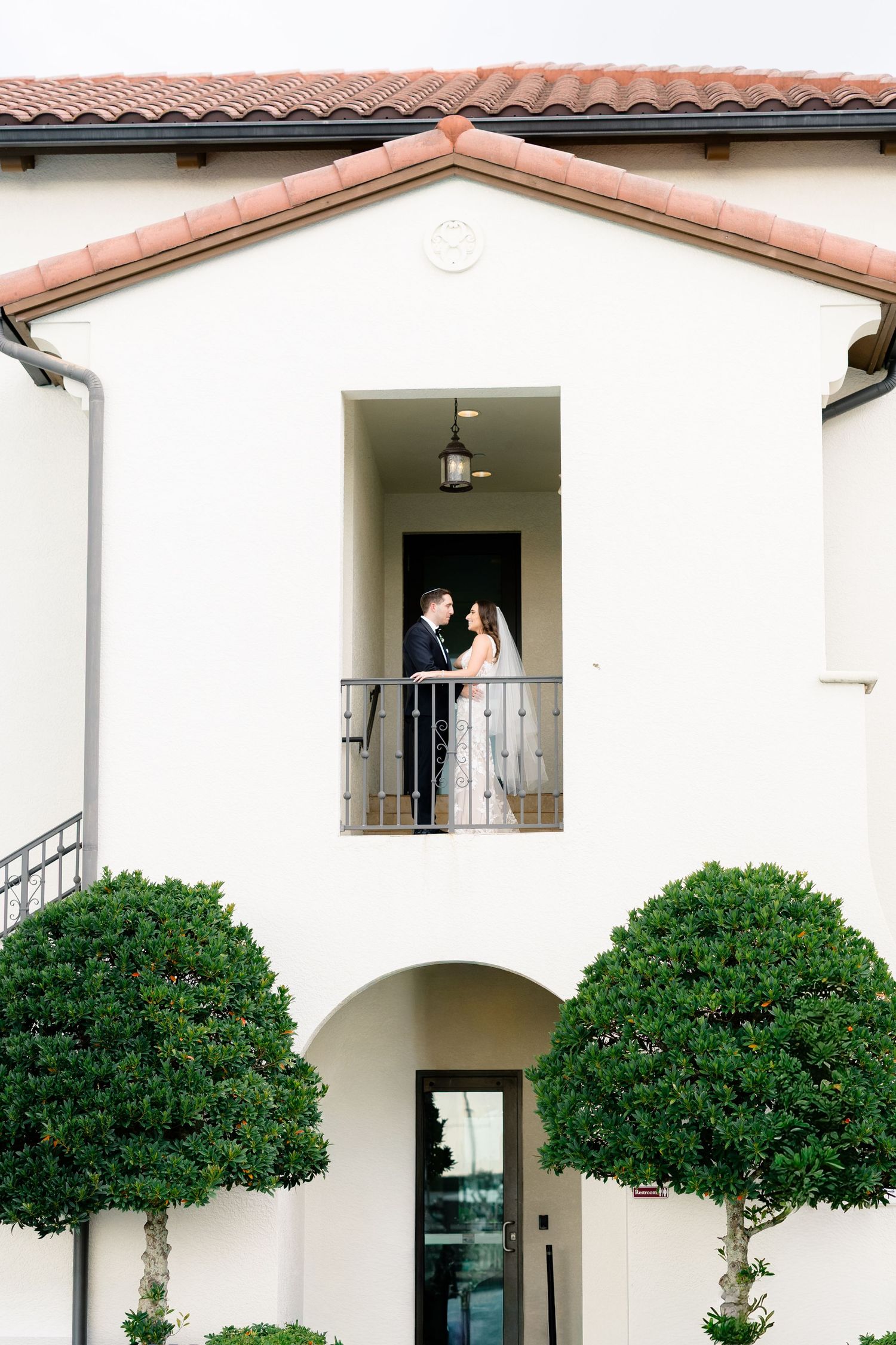 Bride and groom on a Spanish-style balcony at an elegant Florida wedding venue.
Tampa Yacht Club